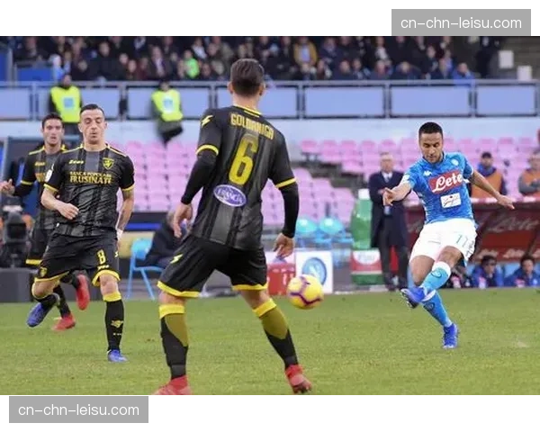 特写:弗罗西诺内小将攻入意甲处子球后,冲向看台与家人拥抱 特写:弗罗西诺内小将攻入意甲处子球后,冲向看台与家人拥抱