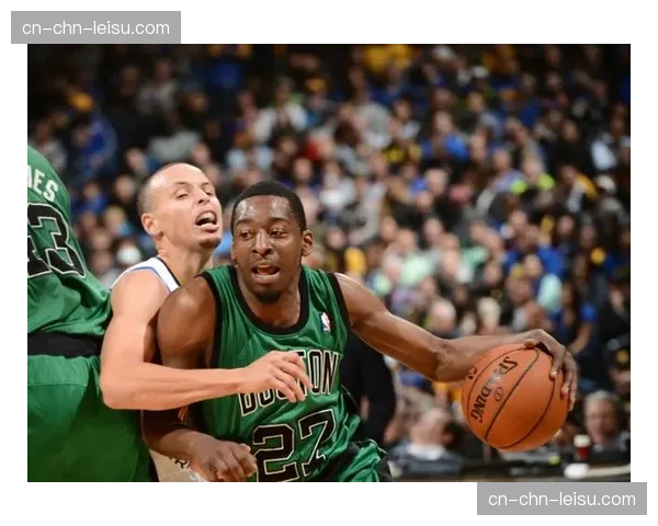 战术复盘:雷恩如何通过高效的边路转换击穿兰斯防线 战术复盘:雷恩如何通过高效的边路转换击穿兰斯防线